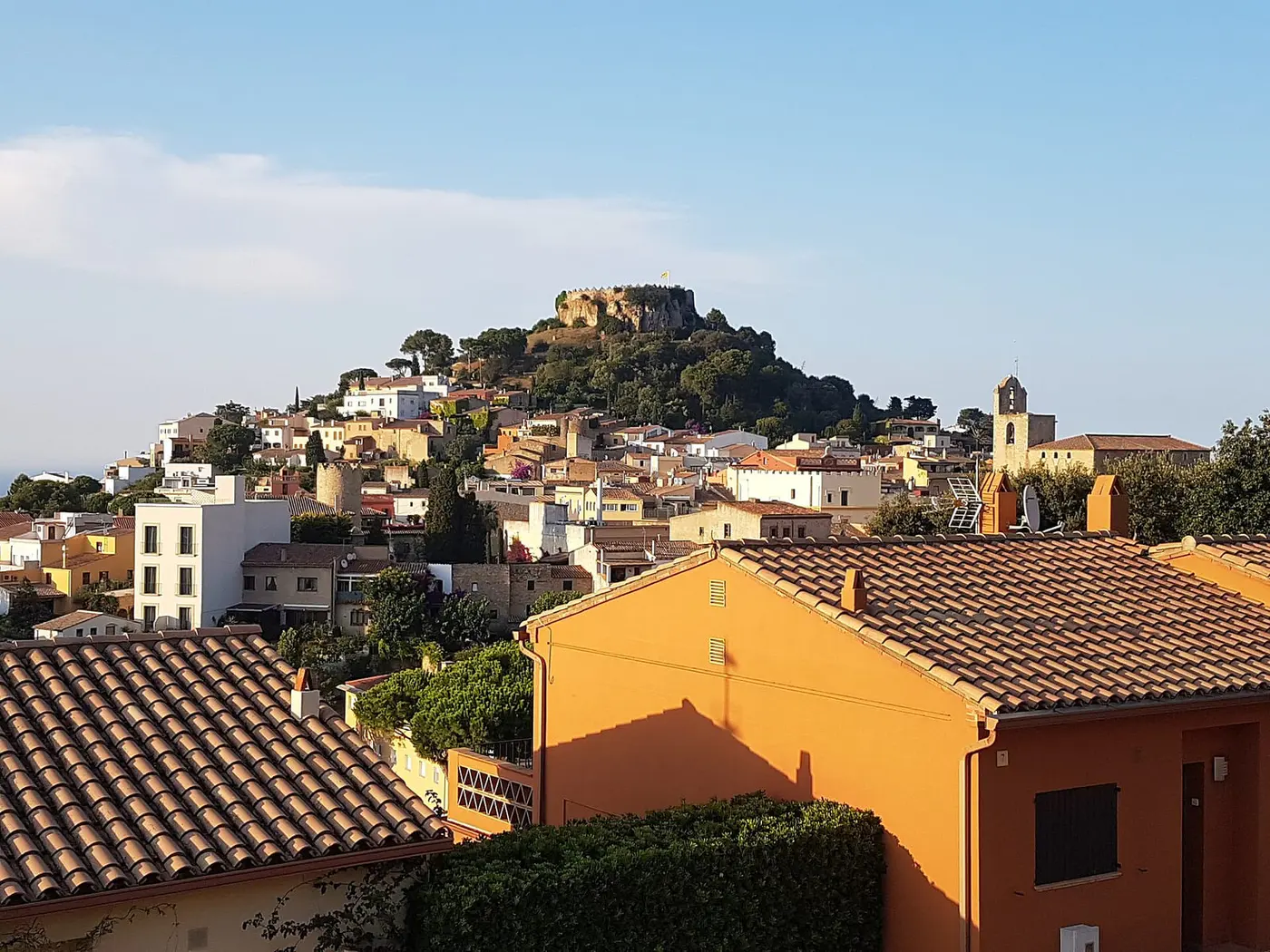 Ruïnes van het Castell de Begur boven de Costa Brava-kust