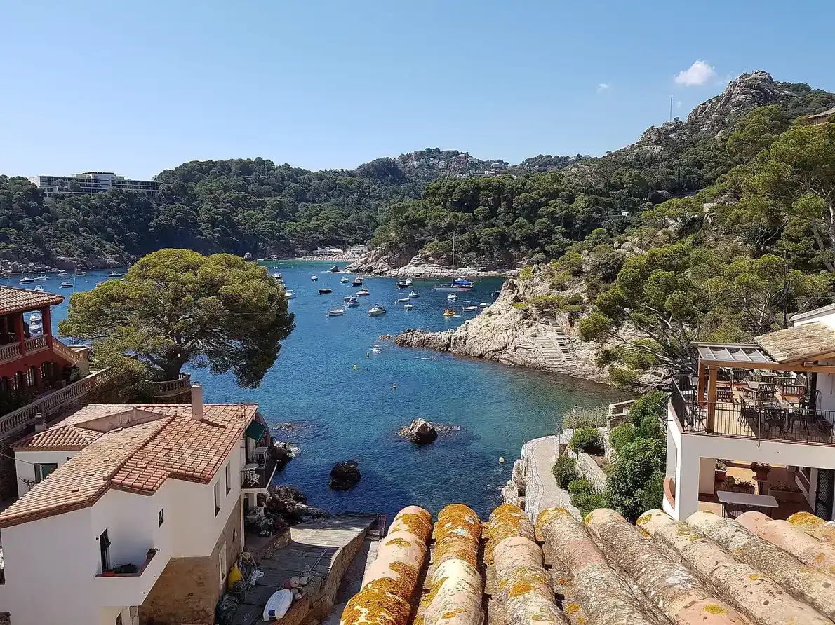 Witgekalkte huizen en uitzicht op zee in Begur