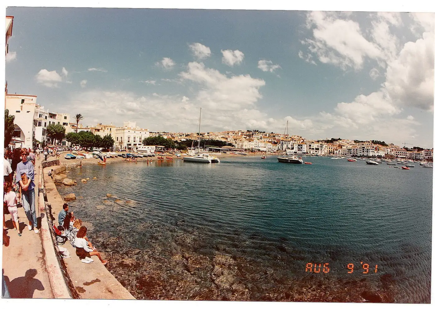 De halvemaanbaai van Cadaqués met vissersboten