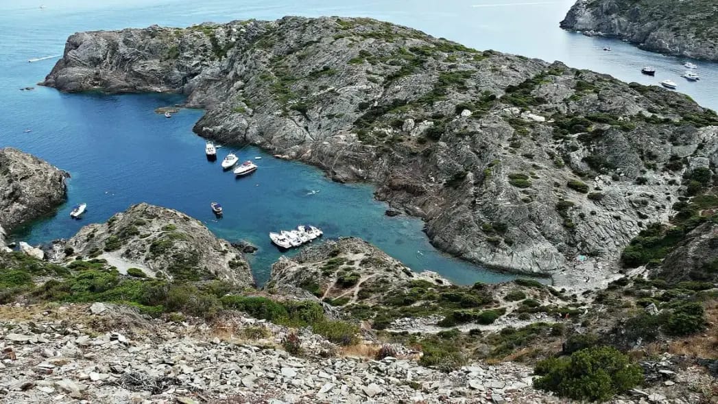 Rotsachtige kust en helder water bij Cap de Creus, nabij Cadaqués
