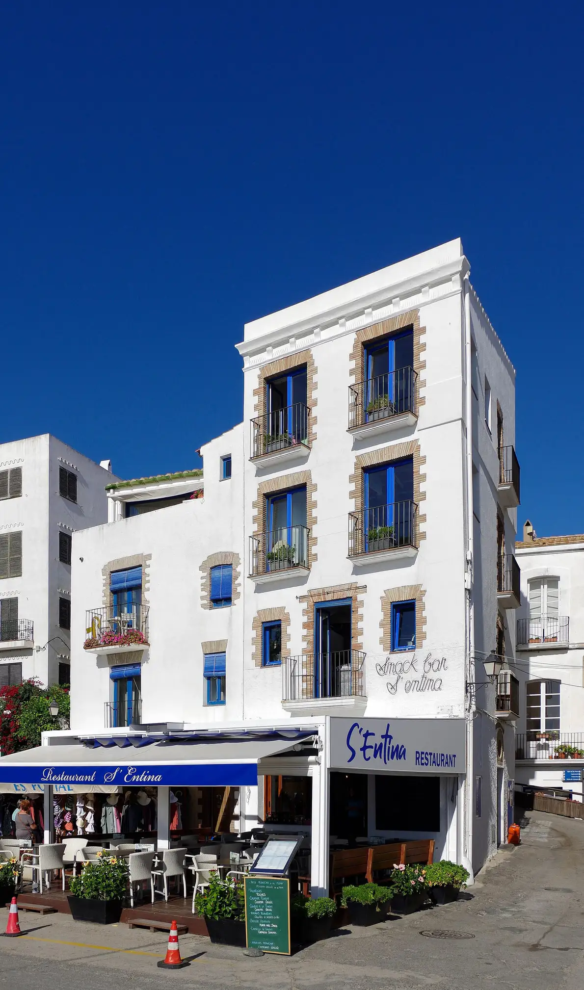 Witgekalkte straatjes in het autovrije centrum van Cadaqués