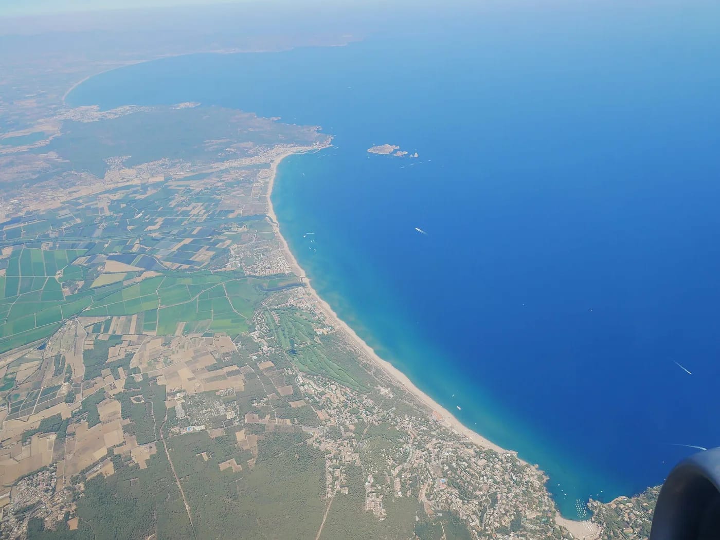 Luchtfoto van L'Estartit met de Illes Medes en Sa Riera op de achtergrond
