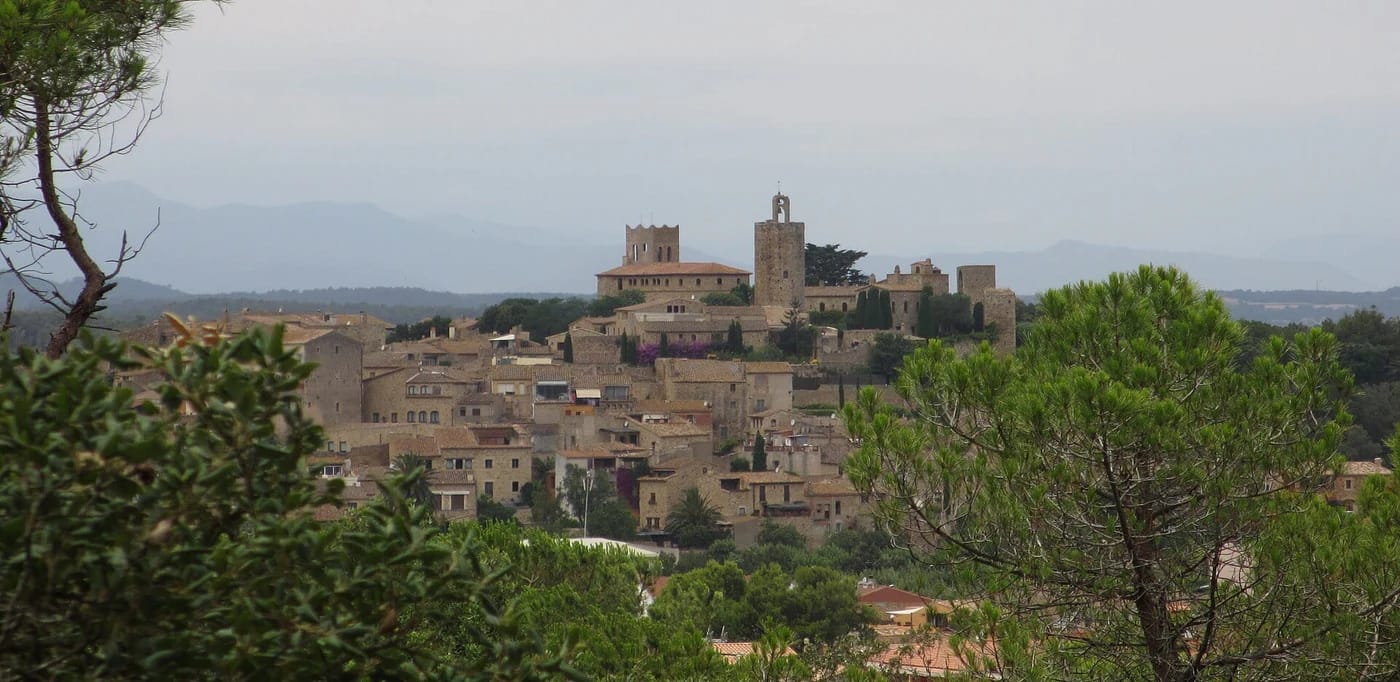 Panoramisch uitzicht op het middeleeuwse dorp Pals aan de Costa Brava