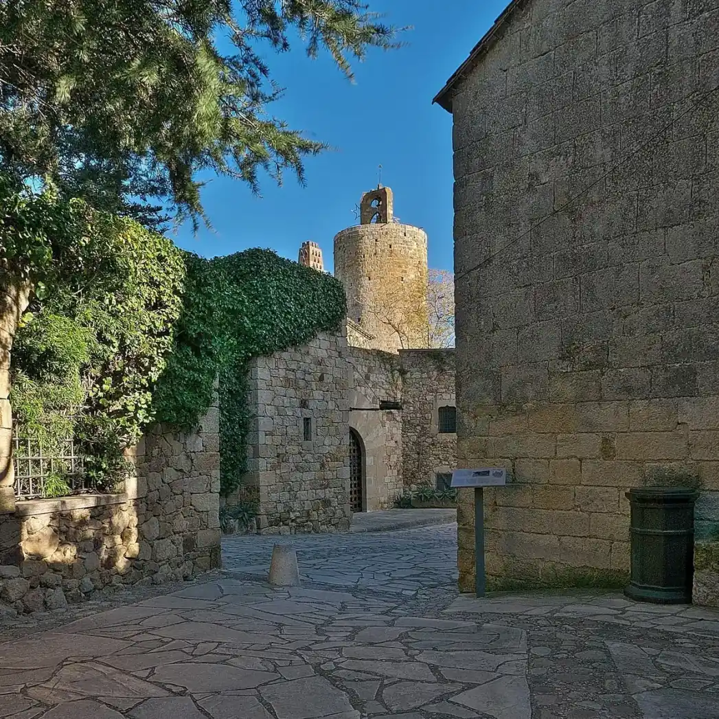 De Torre de les Hores en het historische centrum van Pals
