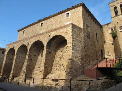 Het historische Castell d'Aro boven de kust
