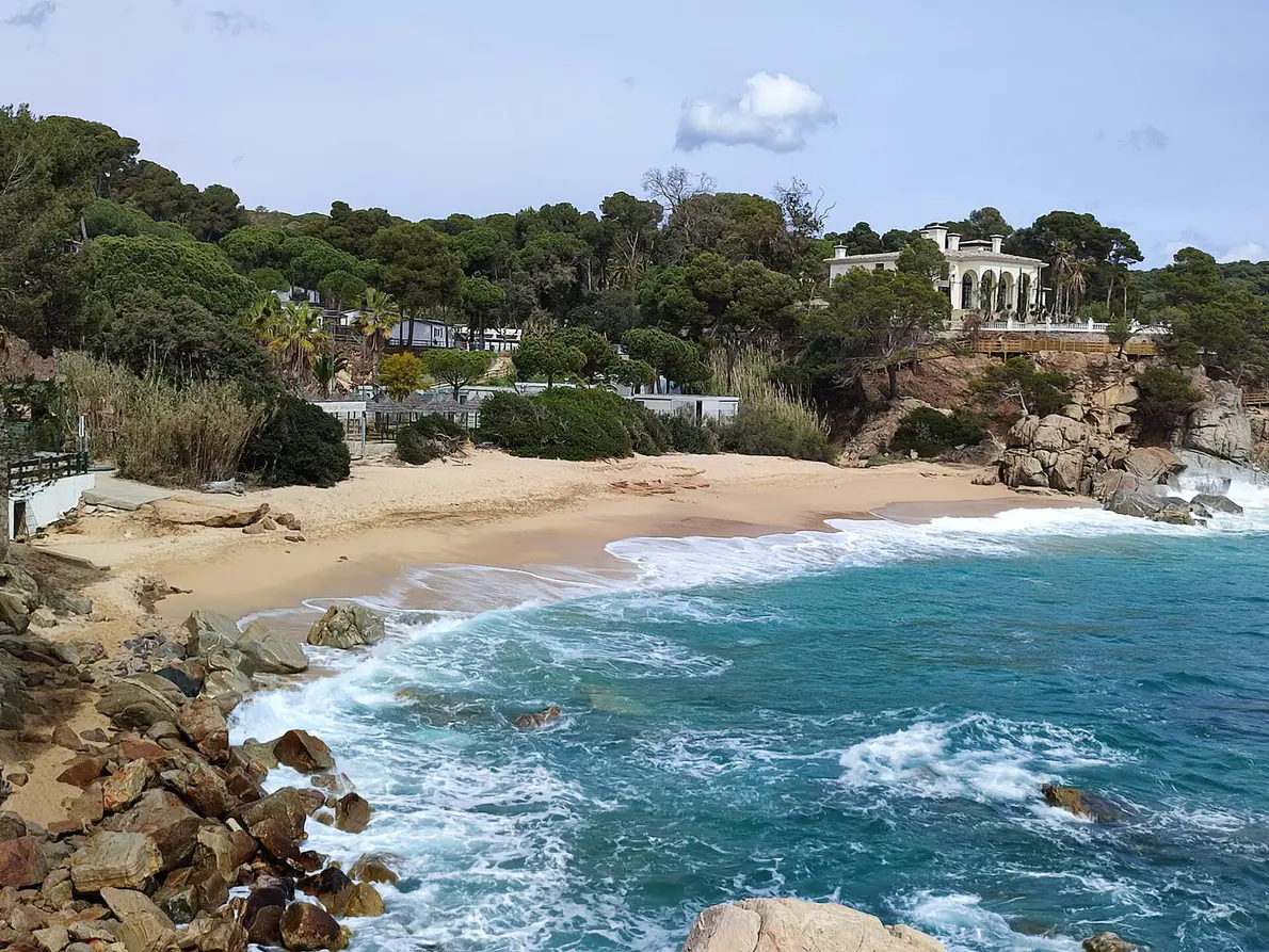De boulevard en winkels langs het strand van Platja d'Aro