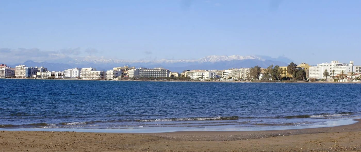 Het strand van Roses met de Pyreneeën op de achtergrond