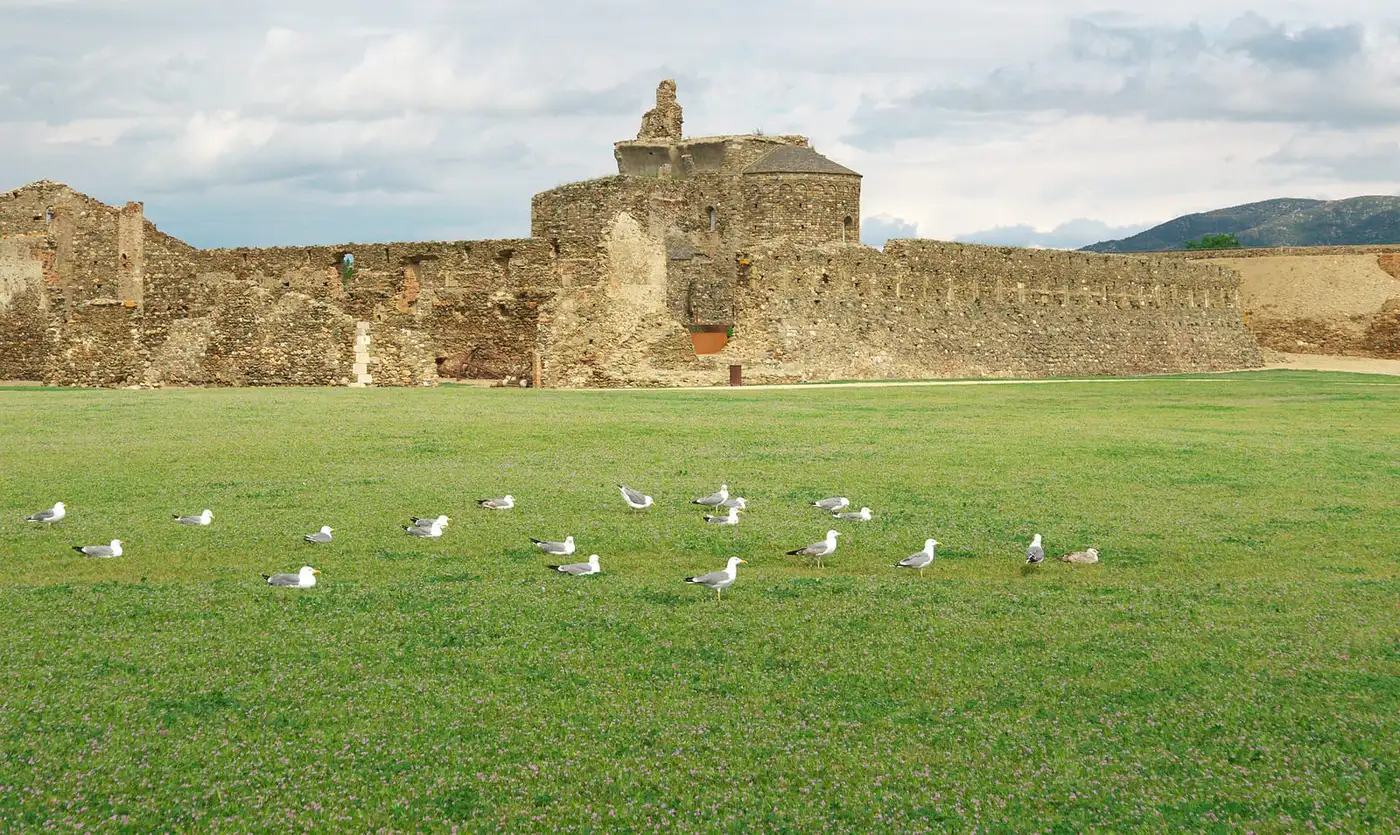 De citadel van Roses met uitzicht over de haven en baai