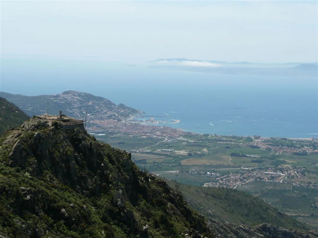 De baai van Roses met helder water en de kustlijn van de Costa Brava