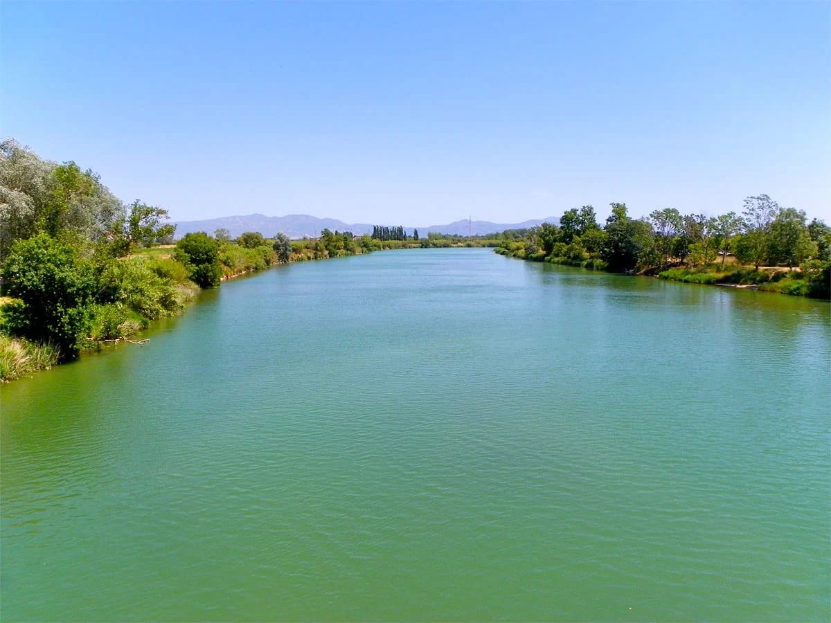 De rivier Fluvià bij de monding nabij Sant Pere Pescador