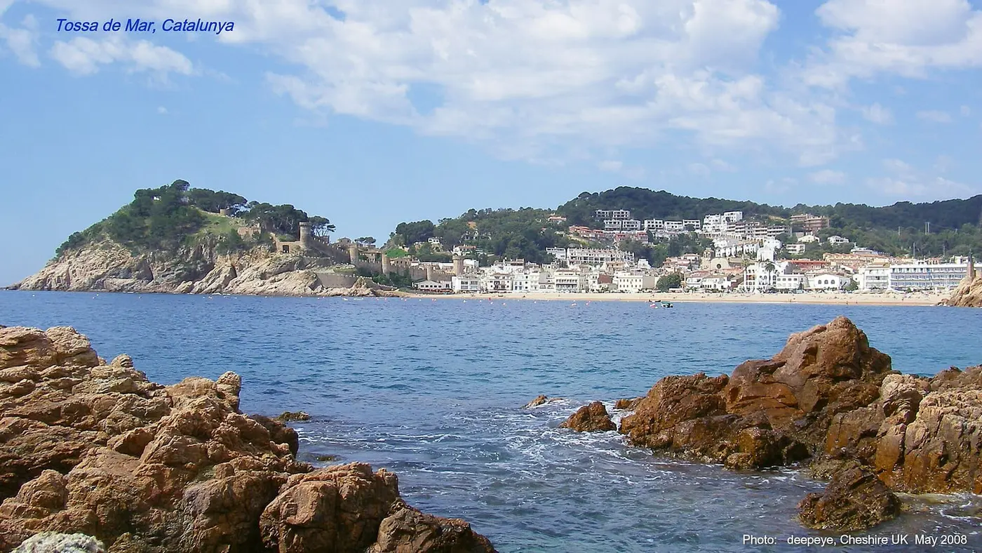 De baai van Tossa de Mar met kasteel en promenade