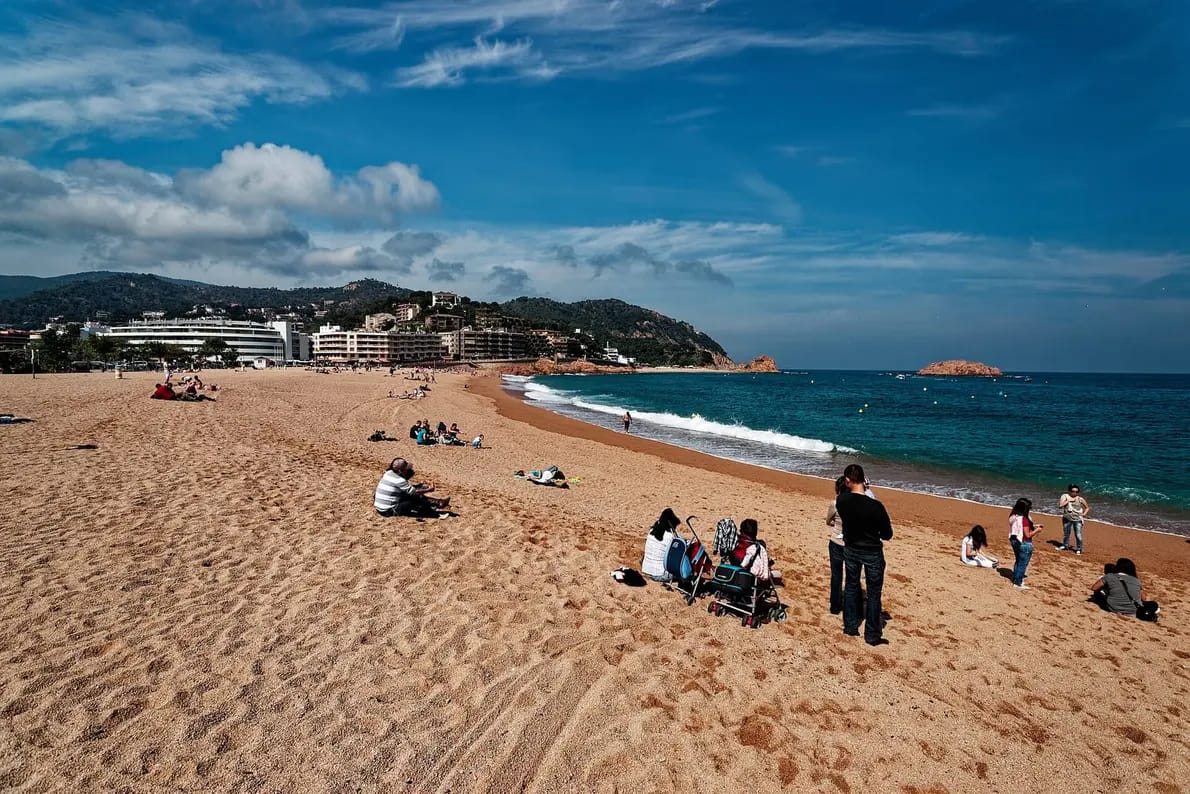 Platja Gran, het goudkleurige hoofdstrand van Tossa de Mar