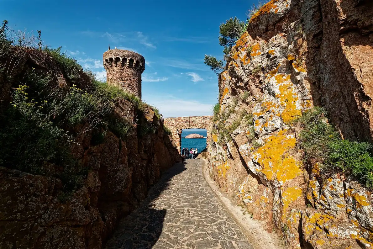 De middeleeuwse vesting Vila Vella en toren boven zee in Tossa de Mar