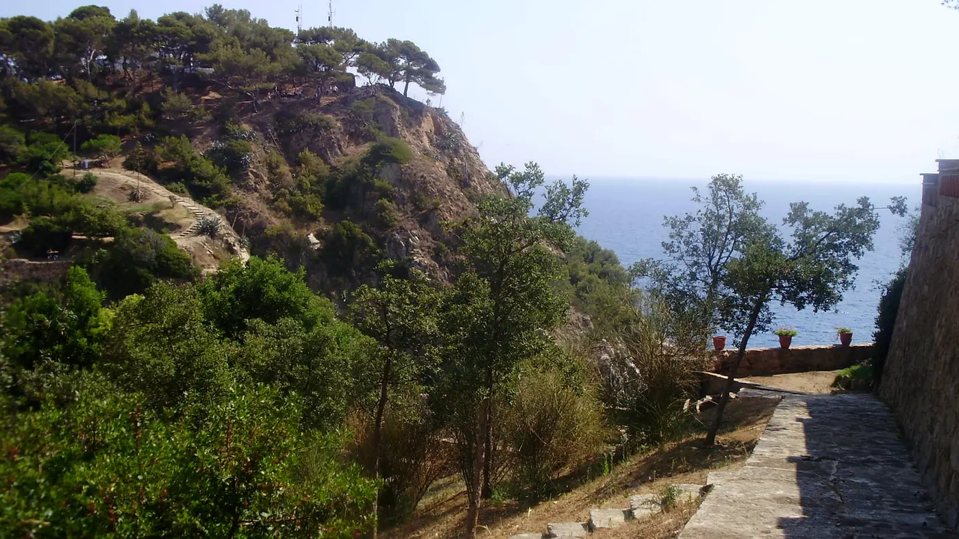 Kustpad Camí de Ronda langs de kliffen bij Tossa de Mar