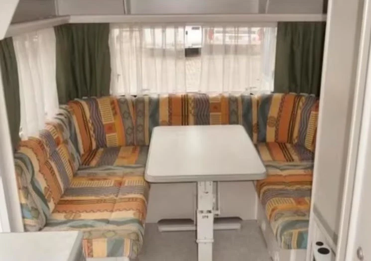 Gezin geniet van een caravanvakantie aan de Costa Brava